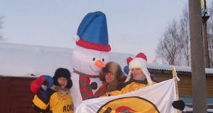 Už rokiškėnų sėkmę kumščius ledo aikštelės prieigose laikė didžiausi mūsiškių sirgaliai (iš kairės): Diana Deksnienė