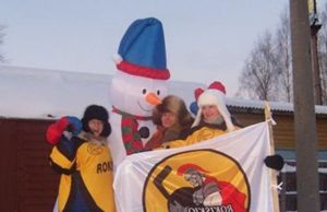 Už rokiškėnų sėkmę kumščius ledo aikštelės prieigose laikė didžiausi mūsiškių sirgaliai (iš kairės): Diana Deksnienė