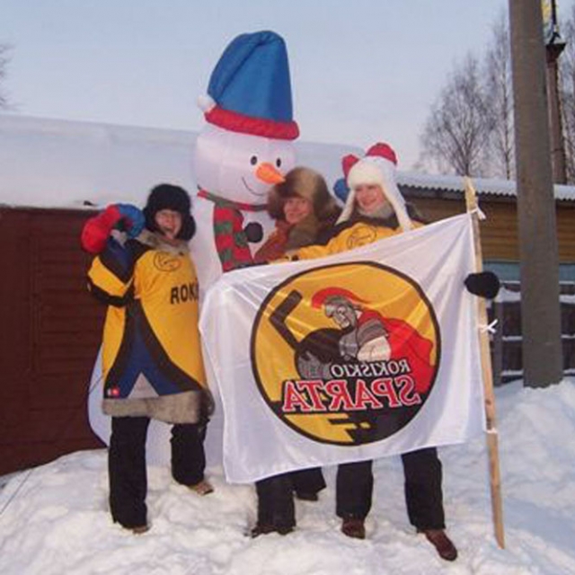 Už rokiškėnų sėkmę kumščius ledo aikštelės prieigose laikė didžiausi mūsiškių sirgaliai (iš kairės): Diana Deksnienė