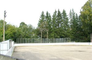 Rokiškėnai ledo ritulininkai svarsto galimybę dirbtinio ledo aikštelę įrengti Kūno kultūros ir sporto centro čiuožykloje. N.Byčkovskio nuotr.