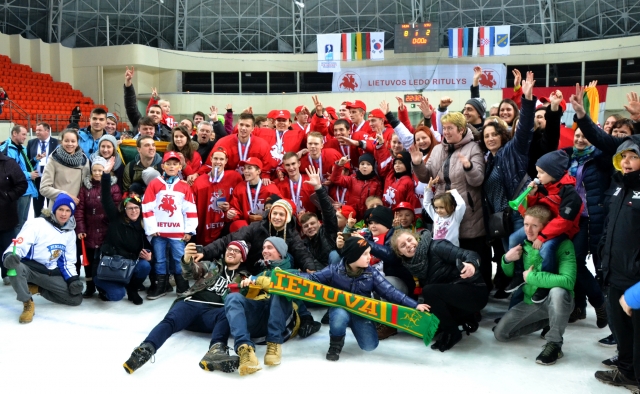 Lietuvos rinktinė su sirgaliais. Eltos nuotr.