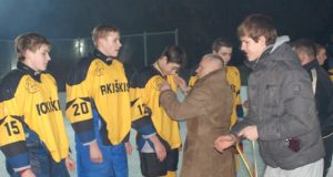 Aukštaitijos ledo ritulio atvirosios lygos nugalėtojus „KKSC-Spartos“ žaidėjus medaliais apdovanojo žinomas sporto entuziastas V.Šlikas ir kylanti rajono bei šalies ledo ritulio žvaigždė D.Čypas. L.Dūdaitės nuotr.