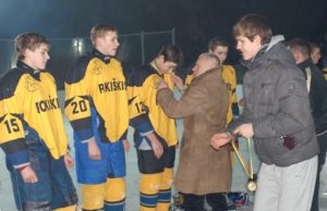 Aukštaitijos ledo ritulio atvirosios lygos nugalėtojus „KKSC-Spartos“ žaidėjus medaliais apdovanojo žinomas sporto entuziastas V.Šlikas ir kylanti rajono bei šalies ledo ritulio žvaigždė D.Čypas. L.Dūdaitės nuotr.