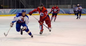 Rajono Ledo ritulio klubo sportininkai (šviesi apranga) užtikrintai įveikė Vilniaus „Vilkus“. J.Mižutavičiūtės nuotr.