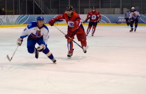 Rajono Ledo ritulio klubo sportininkai (šviesi apranga) užtikrintai įveikė Vilniaus „Vilkus“. J.Mižutavičiūtės nuotr.