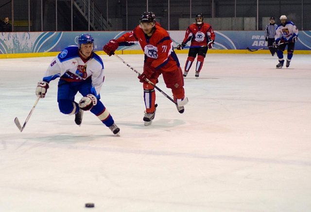 Rajono Ledo ritulio klubo sportininkai (šviesi apranga) užtikrintai įveikė Vilniaus „Vilkus“. J.Mižutavičiūtės nuotr.