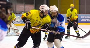 Juodupėnų (kairėje ) ir sostinės „Ice Wind“ rungtynių akimirka. J.Mižutavičiūtės nuotr.