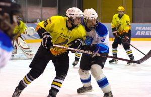 Juodupėnų (kairėje ) ir sostinės „Ice Wind“ rungtynių akimirka. J.Mižutavičiūtės nuotr.