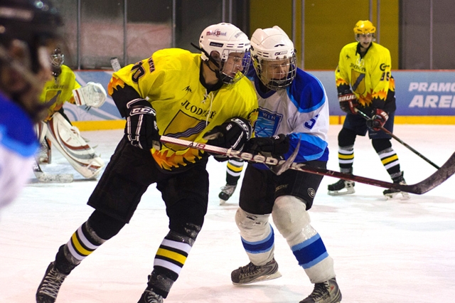 Juodupėnų (kairėje ) ir sostinės „Ice Wind“ rungtynių akimirka. J.Mižutavičiūtės nuotr.