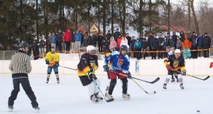 Varžybų akimirka: dėl ritulio kovoja „Rytų“ (Juodupės komandos apranga) ir „Vakarų“ ekipų sportininkai. L.Dūdaitės nuotr.