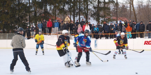 Varžybų akimirka: dėl ritulio kovoja „Rytų“ (Juodupės komandos apranga) ir „Vakarų“ ekipų sportininkai. L.Dūdaitės nuotr. Varžybų akimirka: dėl ritulio kovoja „Rytų“ (Juodupės komandos apranga) ir „Vakarų“ ekipų sportininkai. L.Dūdaitės nuotr.