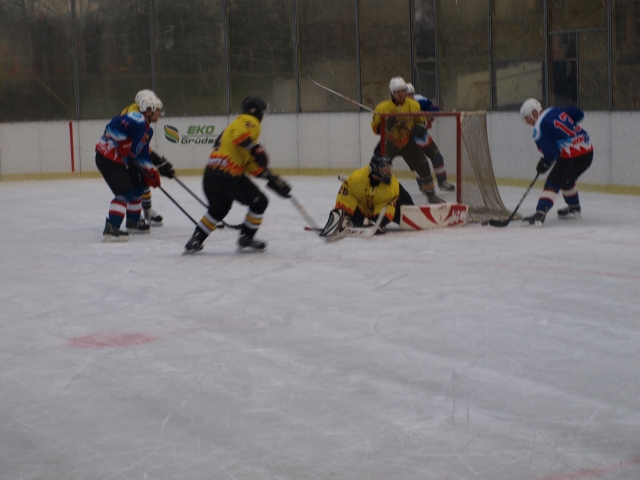 Trečiojo kėlinio akimirka: rokiškėnai apgulė juodupėnų (geltona apranga) vartus. Bet svečių vartininkas pasiaukojamai gynė savo vartus. L. Dūdaitės nuotr. Trečiojo kėlinio akimirka: rokiškėnai apgulė juodupėnų (geltona apranga) vartus. Bet svečių vartininkas pasiaukojamai gynė savo vartus. L. Dūdaitės nuotr.