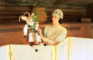 V.Sarulienė ir pasakos herojė ožka Ciba. Krašto muziejaus archyvo nuotr.