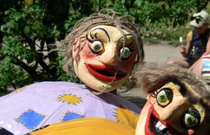 Šventės dalyviams patiko teatro „Trepsiai“ lėlės ant skėčių. S.Tvirkutienės nuotr..