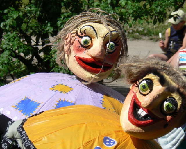 Šventės dalyviams patiko teatro „Trepsiai“ lėlės ant skėčių. S.Tvirkutienės nuotr..