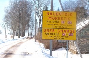 Šį kelio ženklą Suvainiškyje sulankstė stačioje įkalnėje nuslydęs vilkikas. L.Dūdaitės nuotr.