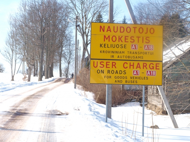 Šį kelio ženklą Suvainiškyje sulankstė stačioje įkalnėje nuslydęs vilkikas. L.Dūdaitės nuotr.
