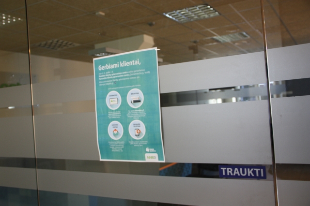 Vietoje įmonės specialistų - užrakintos durys ir plakatas. Vietoje įmonės specialistų - užrakintos durys ir plakatas.