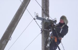 Sodų bendrijose pasenę elektros skirstomieji tinklai bus keičiami naujais. AB „Lesto“ nuotr.