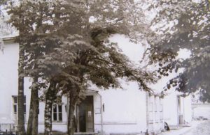 Šiame pastate (dabartinis Šv.Mato parapijos senelių globos namų pastatas) 1910-aisiais prasidėjo Rokiškio rajono ligoninės istorija. Ligoninės archyvo nuotr.