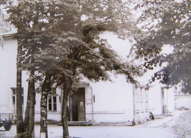 Šiame pastate (dabartinis Šv.Mato parapijos senelių globos namų pastatas) 1910-aisiais prasidėjo Rokiškio rajono ligoninės istorija. Ligoninės archyvo nuotr.