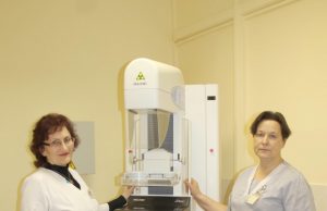 Radiologijos technologės (iš kairės) Regina Janavičienė ir Rima Masteikienė demonstravo naująjį ligoninės pirkinį – mamografijos tyrimams skirtą modernų aparatą.