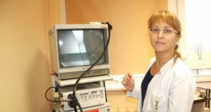 Gydytoja gastroenterologė Irma Pipikienė pacientus tiria moderniu endoskopu: aukšta jo raiška leidžia pastebėti net menkiausius virškinamojo trakto pakitimus.