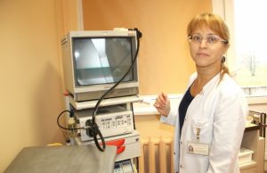 Gydytoja gastroenterologė Irma Pipikienė pacientus tiria moderniu endoskopu: aukšta jo raiška leidžia pastebėti net menkiausius virškinamojo trakto pakitimus.