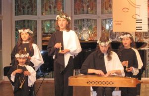 Viktorija (priekyje) su sesėmis Kaune. Asmeninio archyvo nuotr.