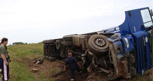 Latvijos piliečio vairuojamas vilkikas po tragiškos kaktomušos su rokiškėno mersedesu nuvirto į pakelę. Jis iki vakar pietų dar šiurpino važiuojančius link Obelių. L.Dūdaitės nuotr.