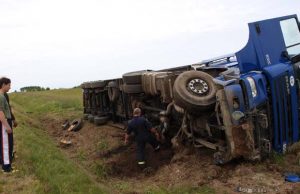 Tragiška avarija apaugo kalbomis apie savižudybę Latvijos piliečio vairuojamas vilkikas po tragiškos kaktomušos su rokiškėno mersedesu nuvirto į pakelę. Jis iki vakar pietų dar šiurpino važiuojančius link Obelių. L.Dūdaitės nuotr.