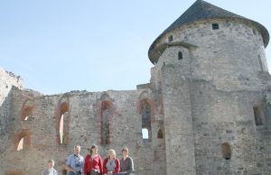 Šios Cėsio pilies sienos mena viduramžius. Livonijos ordino citadelėje kalavijuočiai rengė žygius prieš lietuvius. V.Tarozos nuotr.