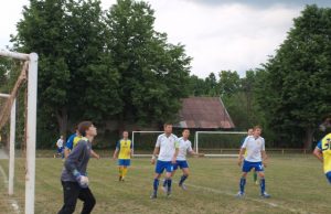 Rokiškio futbolo klubo (balta apranga)  rungtynių akimirka. L.Dūdaitės nuotr.