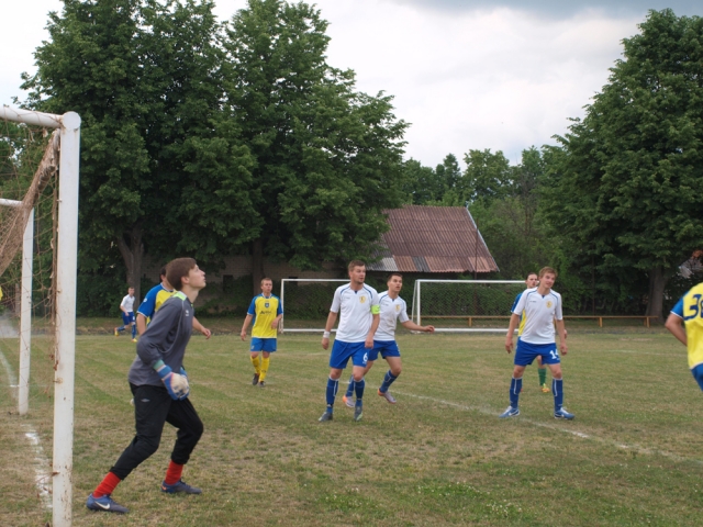 Rokiškio futbolo klubo (balta apranga) rungtynių akimirka. L.Dūdaitės nuotr. Rokiškio futbolo klubo (balta apranga) rungtynių akimirka. L.Dūdaitės nuotr.