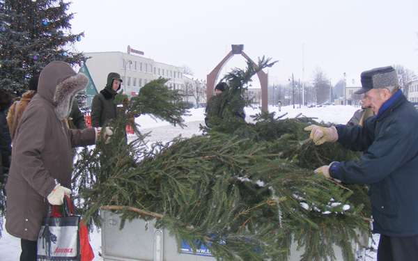Miškininkų akcija „Parsinešk Kalėdas į namus“ vakar po pietų į aikštę sutraukė būrius žmonių. L.Dūdaitės nuotr. Miškininkų akcija „Parsinešk Kalėdas į namus“ vakar po pietų į aikštę sutraukė būrius žmonių. L.Dūdaitės nuotr.