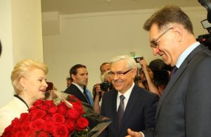Su pergale prezidentę Dalią Grybauskaitę sveikino konkurentas Zigmantas Balčytis ir premjeras Algirdas Butkevičius. Eltos nuotr.