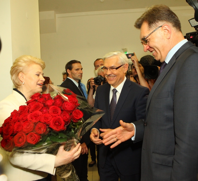 Su pergale prezidentę Dalią Grybauskaitę sveikino konkurentas Zigmantas Balčytis ir premjeras Algirdas Butkevičius. Eltos nuotr.