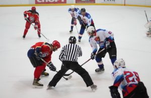 Rokiškėnai pralaimėjo elektrėniškiams „Lokių-Poseidono“ ir Rokiškio ledo ritulio komandų (balta apranga) rungtynių akimirka. E. Žilinskaitės nuotr.