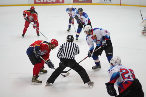 „Lokių-Poseidono“ ir Rokiškio ledo ritulio komandų (balta apranga) rungtynių akimirka. E. Žilinskaitės nuotr.