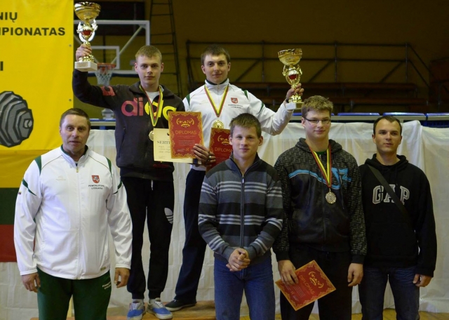 Rokiškėnų komanda įsiamžino su arbitru Erlandu Petrausku. Klubo „Grizlis“ archyvo nuotr. Rokiškėnų komanda įsiamžino su arbitru Erlandu Petrausku. Klubo „Grizlis“ archyvo nuotr.