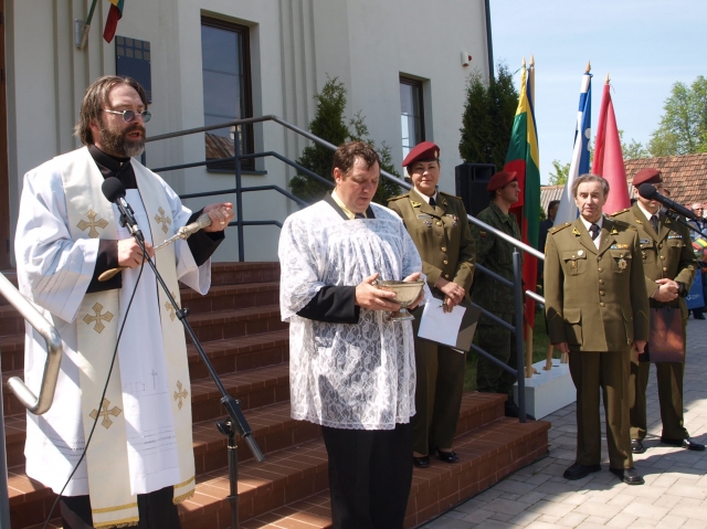 Muziejų pašventino Obelių klebonas Laimonas Nedveckas. L. Dūdaitės nuotr. Muziejų pašventino Obelių klebonas Laimonas Nedveckas. L. Dūdaitės nuotr.