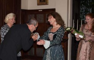 Po renginio aktorei Virginijai Kochanskytei (dešinėje) dėkojo Panevėžio kolegijos Rokiškio filialo vadovė Stanislava Juškienė (kairėje) ir rajono savivaldybės Kultūros