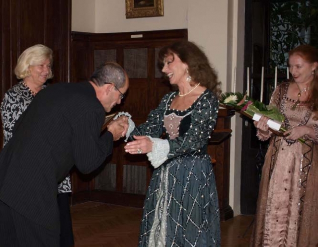 Po renginio aktorei Virginijai Kochanskytei (dešinėje) dėkojo Panevėžio kolegijos Rokiškio filialo vadovė Stanislava Juškienė (kairėje) ir rajono savivaldybės Kultūros