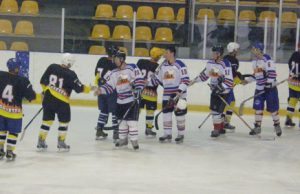 Daugpilio krašto ledo ritulio atvirosiose pirmenybėse – dvi rajono komandos Juodupėnų (tamsi apranga) ir Daugpilio „DLLA“ rungtynių akimirka. L.Dūdaitės nuotr.