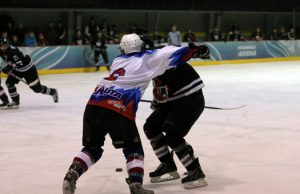 Įtikinama rokiškėnų pergalė grubiose rungtynėse Ledo ritulininkų grumtynės. E. Žilinskaitės nuotr.