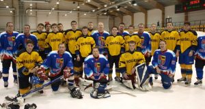 Po tarpusavio rungtynių „Sporto centro-Spartos“ (šviesesnė apranga) ir „Rokiškio“ komandų žaidėjai draugiškai pozavo bendrai nuotraukai. L.Dūdaitės nuotr.