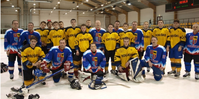 Po tarpusavio rungtynių „Sporto centro-Spartos“ (šviesesnė apranga) ir „Rokiškio“ komandų žaidėjai draugiškai pozavo bendrai nuotraukai. L.Dūdaitės nuotr. Po tarpusavio rungtynių „Sporto centro-Spartos“ (šviesesnė apranga) ir „Rokiškio“ komandų žaidėjai draugiškai pozavo bendrai nuotraukai. L.Dūdaitės nuotr.