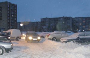 Prekybos centro "Norfa" kieme automobilius stato Vilties gatvės daugiabučių gyventojai.