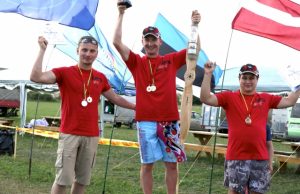 Ant nugalėtojų pakylos – čempionas Mantas Sakaitis (viduryje). V. Petrušonio nuotr.