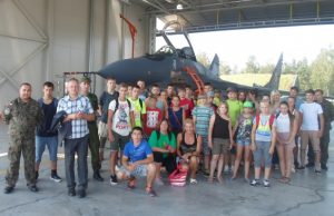 Rajono šauliai įsiamžino prie NATO naikintuvo.